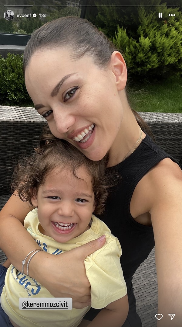 Fahriye Evcen minik oğlu Kerem'i sıkıştırdı.