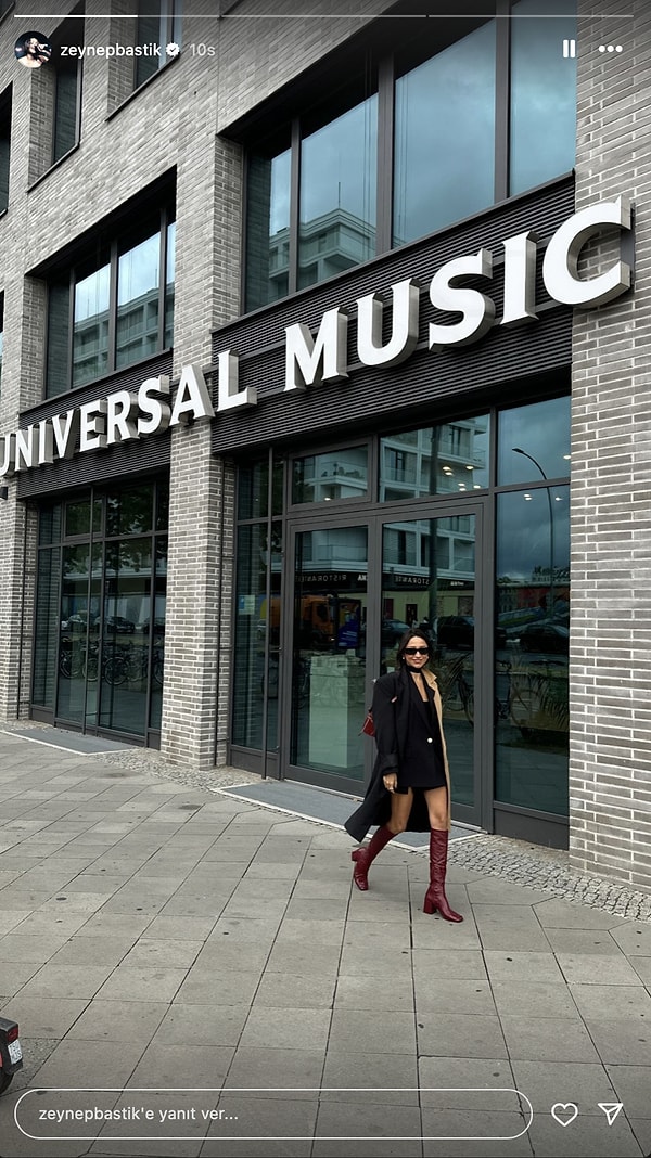 Zeynep Bastık Universal Music'in önünden havasıyla esti geçti.