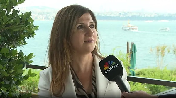 Oğan yeni hedeflerinin yasal göçmenlere UPTION üzerinden kredi vermek olduğuna dikkat çekerek, şunları söyledi: “Büyük kredi paketi değil tabii ki. Tüm bunları öğrenmek için bu segmenti tanımak için yapıyoruz. Bir anda muslukları açıp kendimizi bilmediğimiz denize atmadan önce 40-50 milyon liralık kredi programı hazırlayıp izleyelim istiyoruz. Tüm bunlar toplam bilanço içinde yüzde 3-5’i geçmez. Buna kafa yoruyor olmak önemli. Legal göçmenlerin kredi ihtiyacının hiçbir bankada karşılığı yok.”