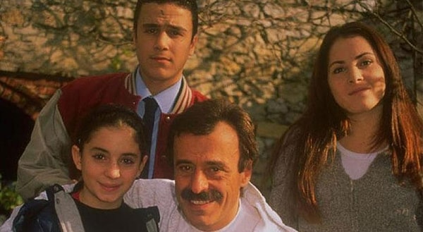 1993-1997 yılları arasında atv'de ekranlara gelen Süper Baba dizisini hepiniz hatırlıyorsunuzdur. Dizinin jenerik müziği olan Bana Bir Masal Anlat Baba ile televizyon dünyamızda ses getirmiş, izleyicilerin kalbini fethetmişti.