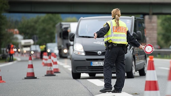 16 Eylül’den başlayarak Fransa, Lüksemburg, Hollanda, Belçika, Danimarka’dan gelenlere 6 ay boyunca sınır kontrolleri yapılacak. Almanya’dan bu ülkelere gidiş ise serbest olacak. Avusturya sınırlarında 11 Kasım 2024’e, İsviçre, Çekya ve Polonya sınırlarında ise 15 Aralık 2024’e kadar kontroller artarak devam edecek. Bu kontroller daha sonra uzatılabilecek. Maksimum uzatma süresi üç yıl olabilecek.