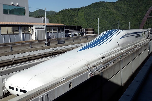 Japonya'da, dünyanın en hızlı trenlerinden biri olan L-Zero serisi SC Maglev'in ön kısmı tam 15 metre uzunluğunda! Fakat bu tasarım sadece hız veya estetik için yapılmadı.