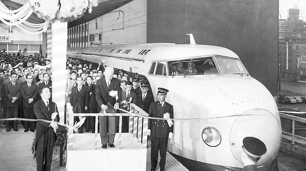 1964 yılında Tokyo ve Osaka'yı bağlayan Japonya'nın ünlü Shinkansen hattı hizmete girdiğinde, dünya hızlı tren teknolojisine hayran kaldı. Hızı ve tasarımı sayesinde "Bullet Train" (Mermi Tren) olarak anılan bu tren, başlangıçta büyük beğeni topladı.