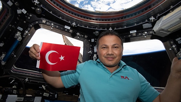 Astronotlar, düşük yer çekimi ortamında uzun süre yaşadıklarında çeşitli sağlık sorunları yaşayabiliyorlar. Yüzlerinin şişmesi, kas kaybı ve kemik erimesi bu sorunlardan sadece birkaçı.