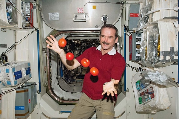 Kanadalı astronot Chris Hadfield, yapay yer çekiminin faydalarını şu şekilde açıklıyor: "Ağırlıksızlık harika bir şey gibi görünebilir, ancak bedeli ağırdır. Sürekli yük altında olmadığınızda vücudunuz tembelleşir, kaslarınız erimeye başlar, kemikleriniz yeniden vücudunuza geri emilir."