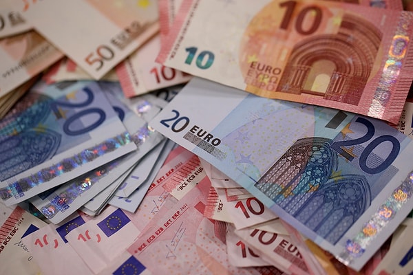 Euro/TL kuru, yüzde 0,25 artışla 37,5606 seviyesine yükselmiş durumda.