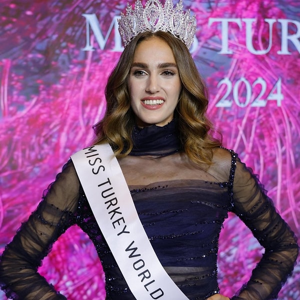 Birçok güzel arasında yapılan yarışmada Miss Turkey 2024 birincisi İdil Bilgen oldu. Tacını Miss Turkey World 2022 Nursena Say'dan devralan Bilgen, sosyal medyada da kısa süre içerisinde gündem oldu tabii.