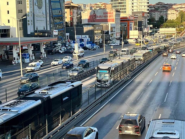 Zincirlikuyu-Beylikdüzü seferini yapan metrobüsün Saadetdere durağında ortadaki iki tekerleği yerinden fırladı. Yolcular kısa süreliğine korku dolu anlar yaşadı.