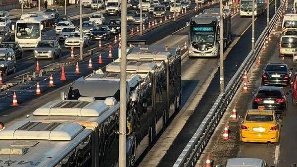 Kazada kimse yaralanmadı. Ancak bir süre tek taraflı ilerleyen metrobüsler durakta uzun kuyruk oluşturdu. Arızalanan metrobüsten dolayı seferlerde aksama meydana geldi. Tekerlekleri fırlayan metrobüsün olay yerinden çekilmesiyle trafik normale döndü.