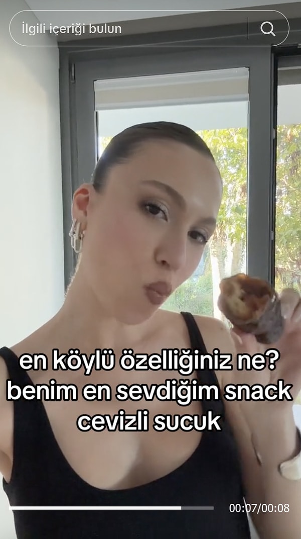 "En köylü özelliğiniz ne? Benim en sevdiğim snack cevizli sucuk" notunu düştüğü bir paylaşım yapan Duygu Özaslan, cevizli sucuk hayranlarını epey kızdırdı.