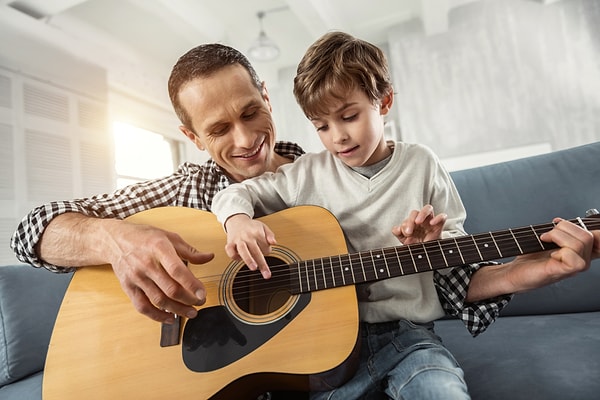 6. Evde küçük bir müzik köşesi kurarak çocuğunuzla birlikte ritim tutabilir, melodi keşifleri yapabilirsiniz.