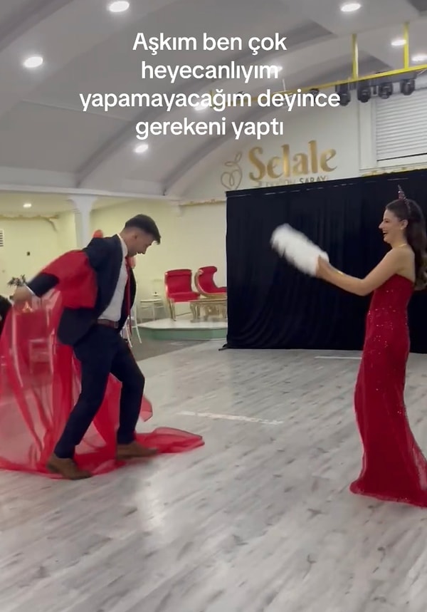 Eşiyle birlikte dansın tadını çıkaran damat alkışları toplarken unutulmaz anlara imza atmış oldu.