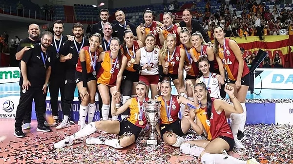 Burhan Felek'te oynanan maçın başından beri üstün olan taraf Galatasaray Daikin'di. Galatasaray, Yunan rakibini 25-17, 25-21 ve 25-20'lik 3 setin sonunda 3-0 mağlup etmeyi başardı.