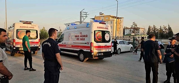 Gaziantep'te akılalmaz bir olay yaşandı. Fırat Nehri kenarında oturan 20 yaşındaki Mehmet Caymaz’a Suriye tarafından geldiği iddia edilen yorgun mermi isabet etti. 20 yaşındaki genç hastanede hayatını kaybetti.