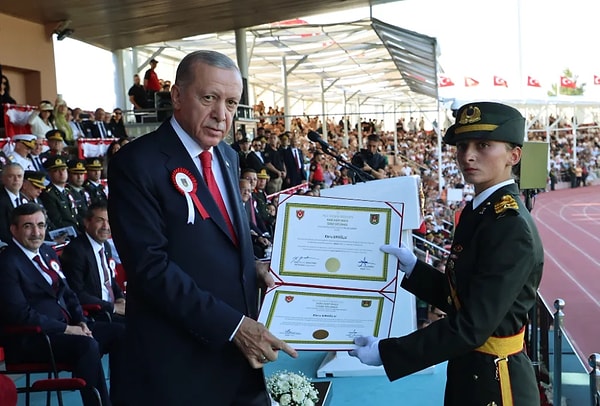 Teğmen Ebru Eroğlu, Kara Harp Okulu’nu birincilikle bitirmiş ve Cumhurbaşkanı Recep Tayyip Erdoğan’ın elinden belgesini almıştı.