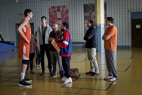 Basketbolculuğunun yanı sıra zaman zaman kamera önünde de yeteneklerini sergileyen Boban Marjanovic, Adam Sandler'le Hustle filminde rol almıştı.