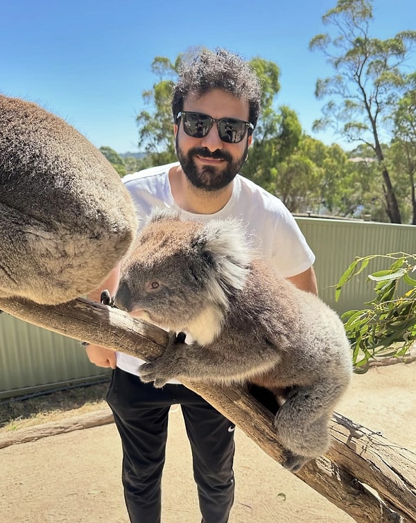 Avusturalya'da ki turnesinden koala ile paylaşım yapan Hasan Can Kaya'ya bu paylaşımla ilgili soru soruldu! Fotoğraftaki hayvanı maymun olarak tanıtan muhabir ise Kaya'nın diline anında düştü.