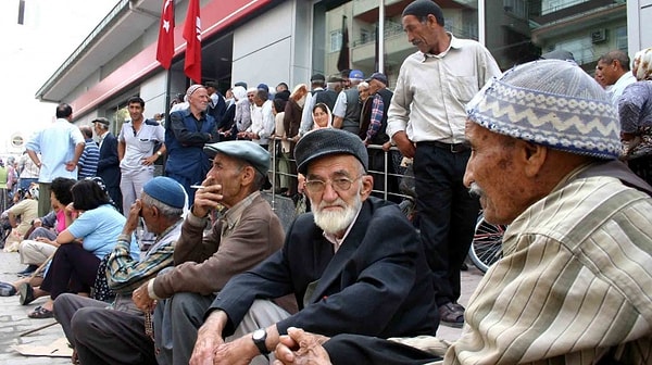 Ekonomistlerin tahmini üzerinden yapılan hesaplamalar şimdiden başladı. En düşük emekli maaşın bu hesaplamayla 14.500 TL bandına yaklaştığı görülüyor.