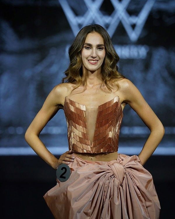 Miss Turkey güzeli İdil Bilgen'in birinci olmasının ve eleştiri alamsının yanında babasının Kiev Büyükelçisi olarak görev yapan Mustafa Levent Bilgen olduğu ortaya çıkınca ortalık fena sallanmıştı!