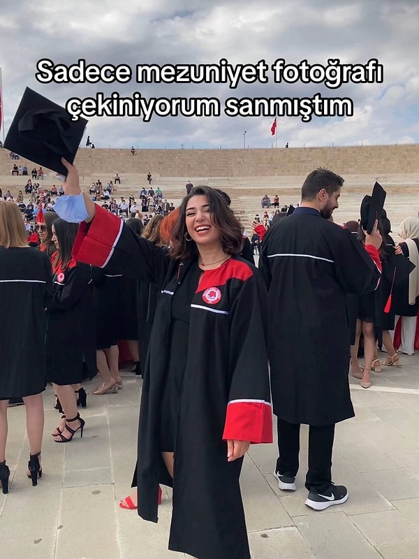 Geçtiğimiz günlerde @sinemre777 isimli bir TikTok kullanıcısı çekildiği mezuniyet fotoğrafında bir ayrıntı fark etti.