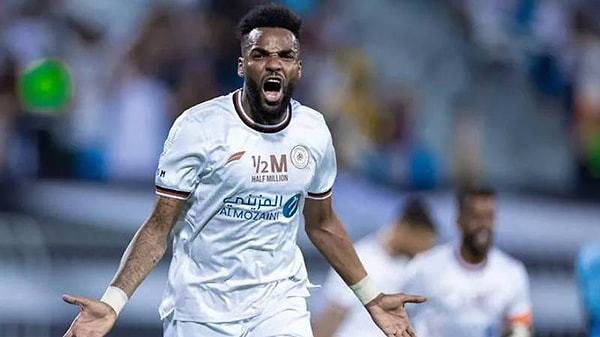 Golcü futbolcu Aaron Boupendza'nın transferi, iki kulübü karşı karşıya getirdi. Mısır ekibi Zamalek, Boupendza'yı transfer ettiğini duyurdu, yıldız futbolcu Romanya'nın Rapid Bükreş kulübü ile anlaşmaya gitti.