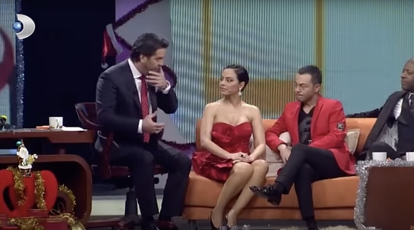 Beyaz Show'a o seneye damgasını vuran düetleri "Bilsem ki" ile giriş yapan Serdar Ortaç ve Ebru Gündeş'in Beyazıt Öztürk'le sohbet ettikleri anlarda buram buram bir enerji yayılıyor ikiliden. Sürekli kahkahalar atıyor, birbirlerine takılıyorlar.