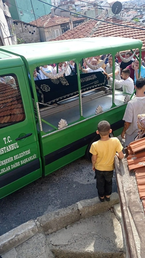 Komşu İlhan Ataç “Bu çocuk daha önce de mahallede yabancı madde kullanıyordu. Mahallede bağırıyor, çocuklar korkuyordu. Çocuk burada annesiyle beraber yaşıyor. O gece de komşulardan görenler olmuş. Annesi işe gitmeyince şüphelenmişler. ‘Annen nerede’ diye sormuşlar. Daha sonra annesini görünce polise haber vermişler. Adli Tıp'tan geldiler. İnceleme yaptılar. Sonra cenazeyi kaldırdılar. Çocuğu da götürdüler. Annesini bıçakladıktan sonra ağzına yastık bastırtmış. Daha sonra da kanları silmiş. Boğuldu süsü vermeye çalışmış" dedi.