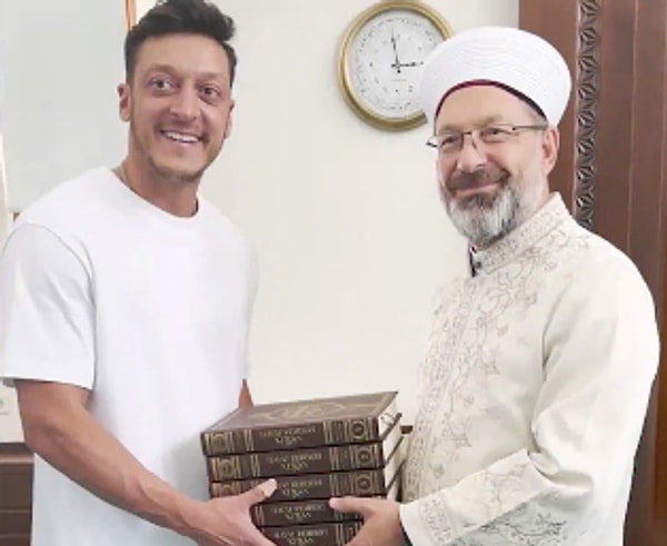 Erbaş, Özil’e camileri temizlediği için teşekkür etti. Özil ise, "Allah hepimizden razı olsun, biz kulluk görevimizi yapıyoruz" dedi.