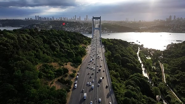 Alternatif güzergahlar ise şöyle; Atatürk Köprüsü, Fevzipaşa Caddesi, Millet Caddesi, Vatan Caddesi, Onuncu yıl Caddesi.