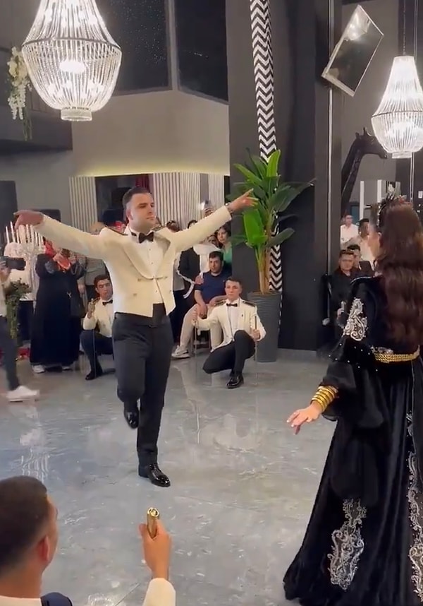 Gelin ile damat tüyleri diken diken eden Zeybek performanslarıyla tüm davetlilerin hafızasına kazındı.