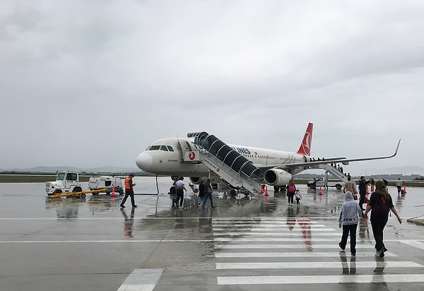 Küçük havaalanlarının birçoğu, terminal binasıyla uçak arasında yolcuları taşıyacak köprü sistemlerine sahip değildir. Bu durumda, yolcular apron adı verilen güvenli bölgede yürüyerek ya da apron otobüsleriyle uçağa ulaşırlar.