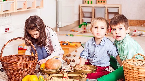 Montessori eğitimi dediğimizde aslında çocukların kendi hızlarında ve kendi yollarıyla öğrenmelerine olanak tanıyan bir yaklaşımdan bahsediyoruz.