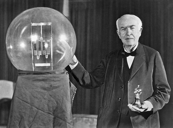 Thomas Edison’un 1879’daki elektrik ampulü icadı ve ardından kurduğu elektrik santralleri, modern elektrik teknolojisinin önünü açtı.