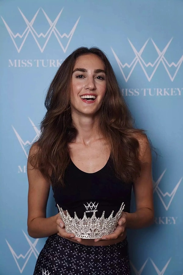 Son birkaç gündür gündemimizde Miss Turkey 2024'ün birincisi İdil Bilgen var biliyorsunuz ki. Ünlü güzelin birinciliği sosyal medyada çok eleştirilmiş hatta birçok ünlü isim de Bilgen'in birinciliği hakkında yakışıksız bazı yorumlarda bulunmuştu.