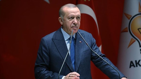 Erdoğan, bu yılın 7 ayında Bosna Hersek'i ziyaret eden turistler arasında Türk vatandaşlarının, komşu ülkeleri de geride bırakıp ilk sırada yer almasının sevindirici olduğunu vurgulayarak, "Ülkelerimiz arasında kimlikle seyahati mümkün kılacak anlaşmayı yakın zamanda imzalayarak, halklarımız arasındaki beşeri münasebetleri daha da geliştirmeyi hedefliyoruz. Askeri ve güvenlik alanlarındaki işbirliği de gündemimizde yer aldı. Özellikle savunma sanayisine yönelik işbirliğimizi nasıl ve ne denli geliştireceğimizi değerli kardeşimle ele aldık. FETÖ ile ortak mücadele bağlamındaki beklentilerimiz üzerinde durduk." diye konuştu.