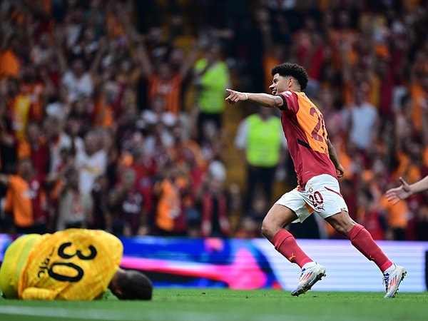 Gabriel Sara gol ve asist katkısı yaptığı gecede gole dönüşmeyen orta ve paslarıyla da Galatasaraylıların büyük beğenisini kazandı.