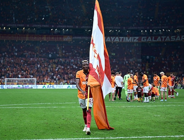 Nijeryalı futbolcu, stadyumda kendisine gösterilen yoğun sevgi gösterisine "Desteğiniz dünyalara bedel" diyerek karşılık verdi.