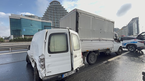 Ankara istikametinde trafik yoğunluğu oluşurken, polis ve sağlık ekiplerinin olay yerindeki kapsamlı bir çalışma yürüttü.