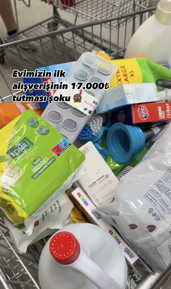 Kadının evinin ilk alışverişi için ödediği 17 bin TL’lik toplam tutar, sosyal medya kullanıcıları arasında büyük bir yankı uyandırdı.