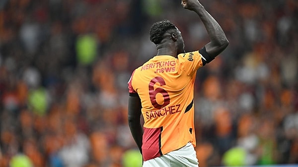 Galatasaray, Rizespor'u 5 golle geçerken geceye damgasını vuran olaylardan biri de forma sırt sponsoruydu. MERITKING.news sponsorluğu kamuoyunda büyük bir tartışmaya yol açtı.