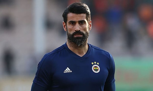 "Bana Galatasaray'dan Kartalspor forması giyerken teklif geldi. Mehmet Cansun istemişti. Sinan Abi (Engin) de o dönem Beşiktaş'a çok istedi beni ama bonservis konusunda Kartalspor'la anlaşamadı onlar." diyen Volkan Demirel yıllar sonra spor severleri farklı düşüncelere daldırdı. Ya Galatasaray forması giyseydi? Volkan Demirel'in kariyeri nasıl şekillenirdi tahmin etmek hiç de kolay değil.