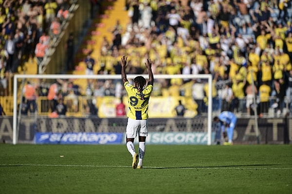 Saint-Maximin lehine uzun süre Fenerbahçe tribünlerinden tezahüratlar yapılırken tüm takım maç sonu deplasman tribününe giderek taraftarı selamladı.