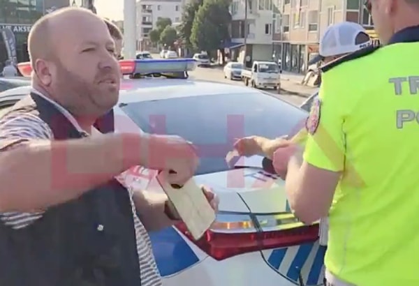 Denetim sırasında kasksız bir motosiklet sürücüsü, “Bana bu cezayı yazma, alo dediğim zaman 10 tane kask gelir” diyerek polislerle tartıştı.