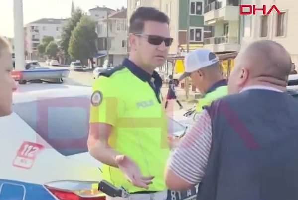 Bir polis memuru ise, “Emir mi veriyorsun? Şoförsen bunları bileceksin. Konuşma tarzın emir verir şekilde. Bize sesini yükseltme, saygılı ol, biz de sana saygılı olalım” şeklinde yanıt verdi.