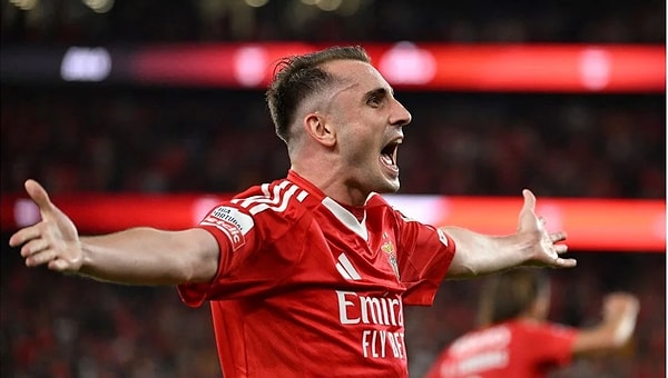 12 milyon Euro gibi bir bonservisle Benfica'ya giden Kerem Aktürkoğlu, formuyla göz dolduruyor. Galatasaray'da sezona da fena bir başlangıç yapmayan milli yıldız Portekiz basınını süslemeye başladı.