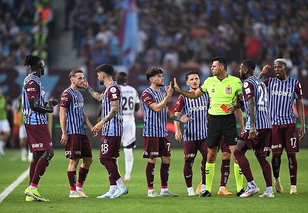 13. dakikada Visca'nın kırmızı kart görmesiyle on kişi kalan Trabzonspor kartın etkisini üzerinden çabuk attı.