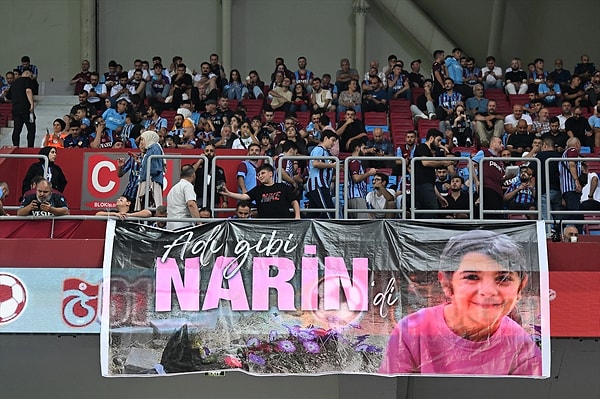 Diyarbakır'da vahşice katledilen Narin'i de unutmayan Trabzonspor taraftarı, minik Narin için de özel bir pankart hazırladı.