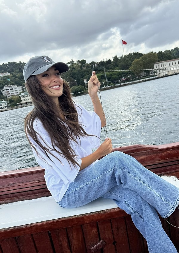 Hande Erçel, sabahın erken saatlerinde balık tutmaya çıktı.