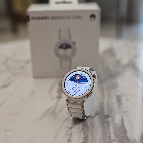 Huawei Watch GT 5 Pro'nun zarif bir tasarımı var.