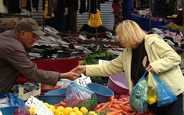 Pazardaki temel gıdalardan lükse kadar her konuda alım gücü düşmüş durumda. Asgari ücrete ara zam yapılmaması, emeklilerin halen asgari ücretin dahi altında ücret alması vatandaşın temel dertlerinin başında geliyor.